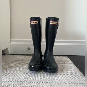 Hunter kids rainboots, black with grey in the back. Great condition!